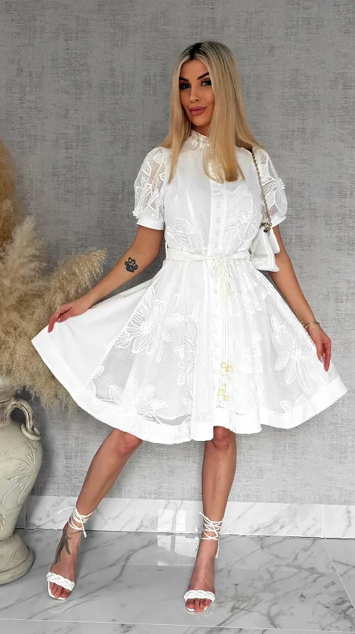 Oryginalna biała sukienka z gipiury zapinana na guziki z wiązanym paskiem - R860