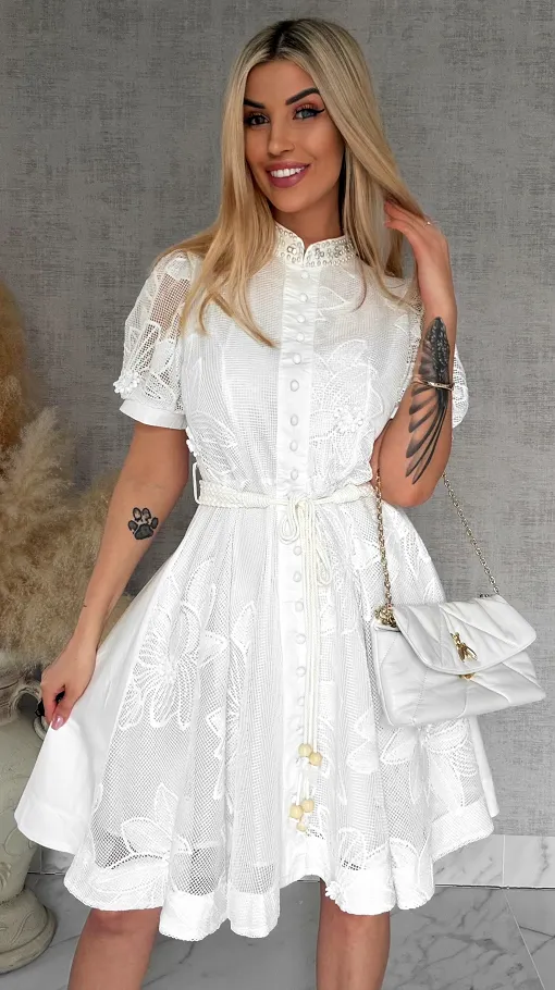 Oryginalna biała sukienka z gipiury zapinana na guziki z wiązanym paskiem - R860