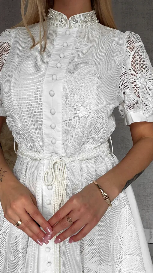 Oryginalna biała sukienka z gipiury zapinana na guziki z wiązanym paskiem - R860