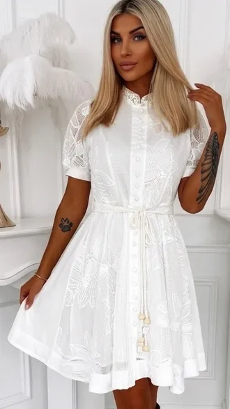 Oryginalna biała sukienka z gipiury zapinana na guziki z wiązanym paskiem - R860