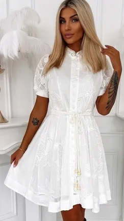 Oryginalna biała sukienka z gipiury zapinana na guziki z wiązanym paskiem - R860