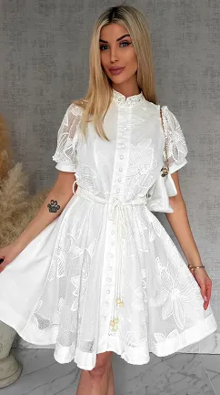 Oryginalna biała sukienka z gipiury zapinana na guziki z wiązanym paskiem - R860