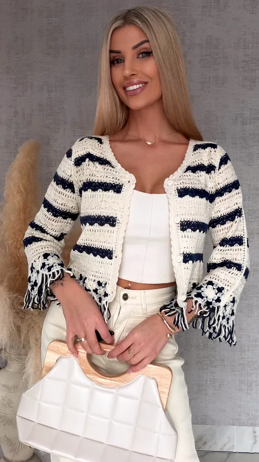 Szydełkowy sweter zapinany na guziki z frędzlami ONE SIZE ecru - R744