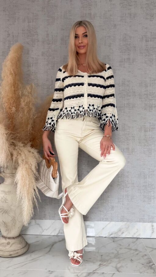 Szydełkowy sweter zapinany na guziki z frędzlami ONE SIZE ecru - R744