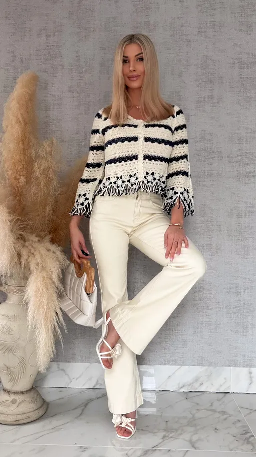 Szydełkowy sweter zapinany na guziki z frędzlami ONE SIZE ecru - R744