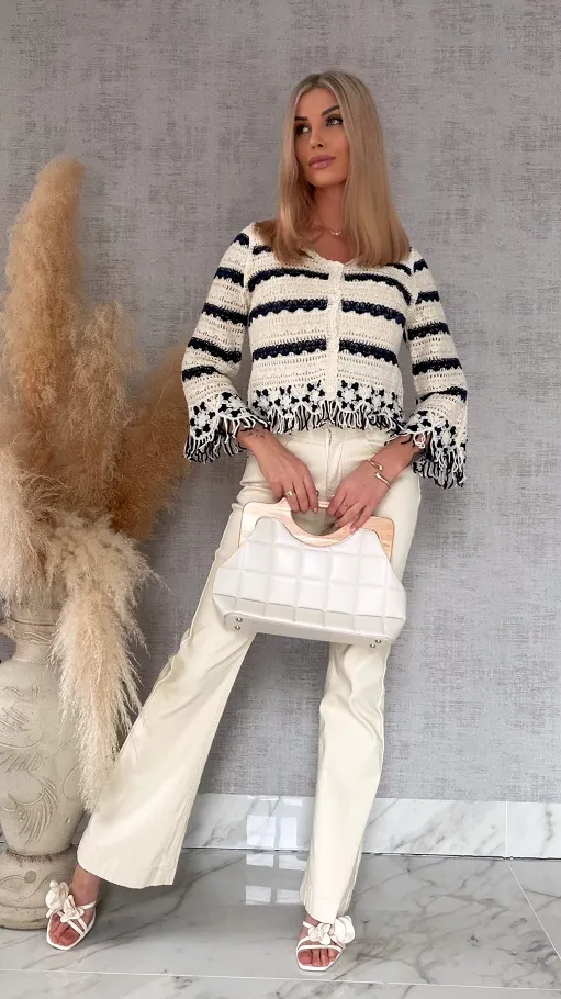 Szydełkowy sweter zapinany na guziki z frędzlami ONE SIZE ecru - R744