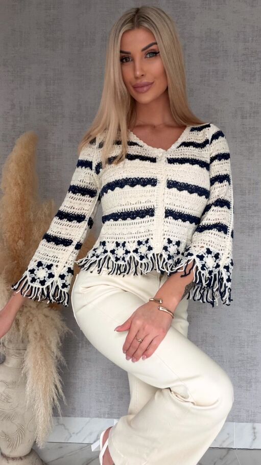 Szydełkowy sweter zapinany na guziki z frędzlami ONE SIZE ecru - R744