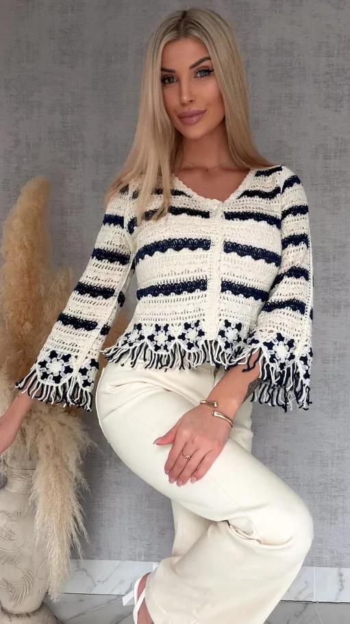 Szydełkowy sweter zapinany na guziki z frędzlami ONE SIZE ecru - R744