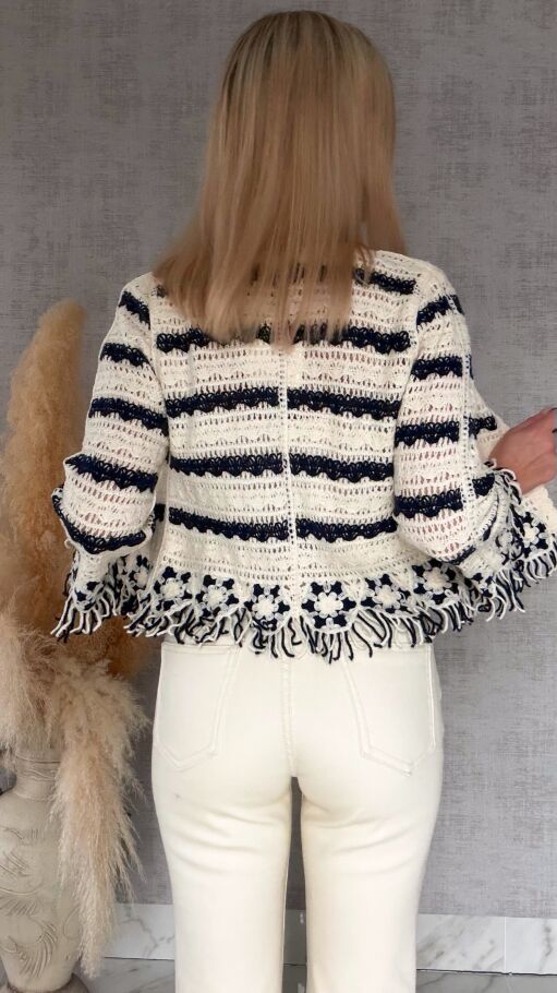 Szydełkowy sweter zapinany na guziki z frędzlami ONE SIZE ecru - R744