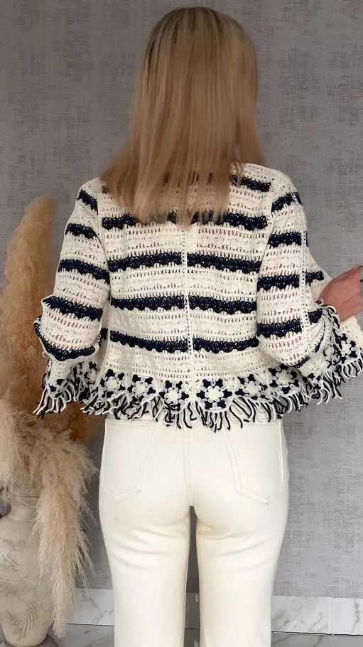 Szydełkowy sweter zapinany na guziki z frędzlami ONE SIZE ecru - R744