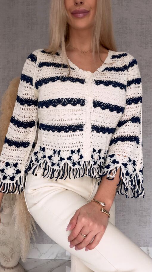 Szydełkowy sweter zapinany na guziki z frędzlami ONE SIZE ecru - R744