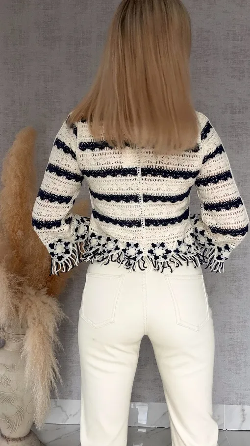 Szydełkowy sweter zapinany na guziki z frędzlami ONE SIZE ecru - R744