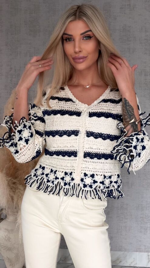 Szydełkowy sweter zapinany na guziki z frędzlami ONE SIZE ecru - R744