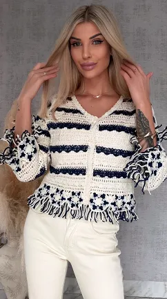 Szydełkowy sweter zapinany na guziki z frędzlami ONE SIZE ecru - R744