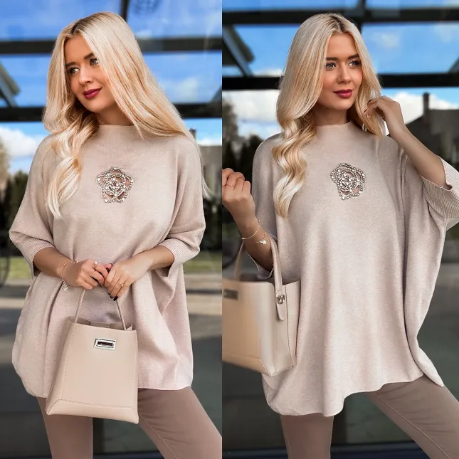 Elegancki długi sweter z kamelią w kolorze BEŻOWYM - R183