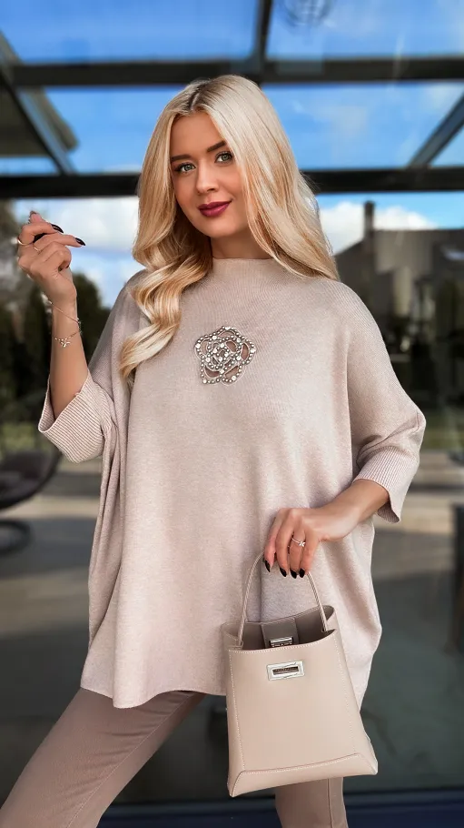 Elegancki długi sweter z kamelią w kolorze BEŻOWYM - R183