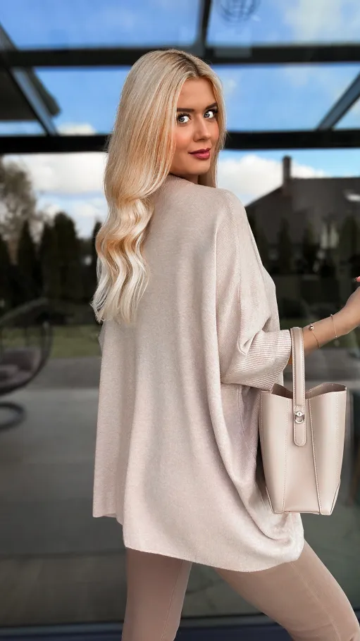 Elegancki długi sweter z kamelią w kolorze BEŻOWYM - R183