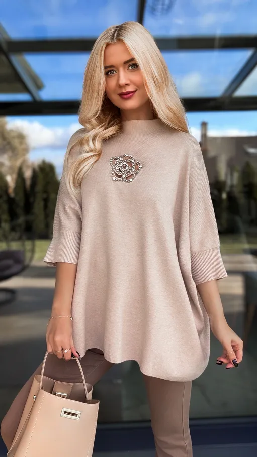 Elegancki długi sweter z kamelią w kolorze BEŻOWYM - R183