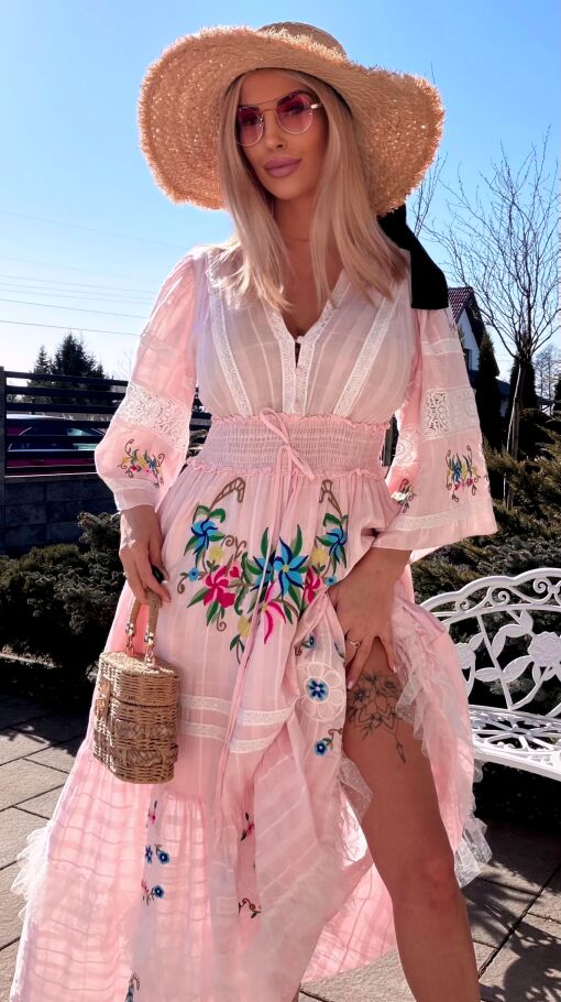 Cudowna różowa MAXI sukienka w haftowane kwiaty - R754