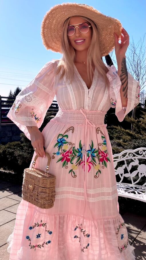 Cudowna różowa MAXI sukienka w haftowane kwiaty - R754