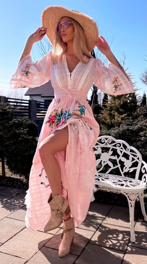 Cudowna różowa MAXI sukienka w haftowane kwiaty - R754