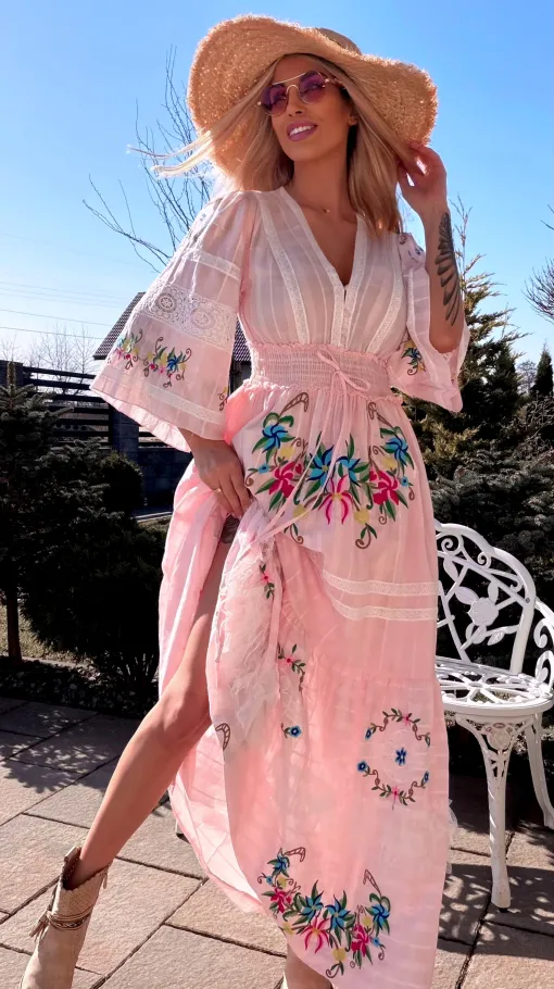 Cudowna różowa MAXI sukienka w haftowane kwiaty - R754