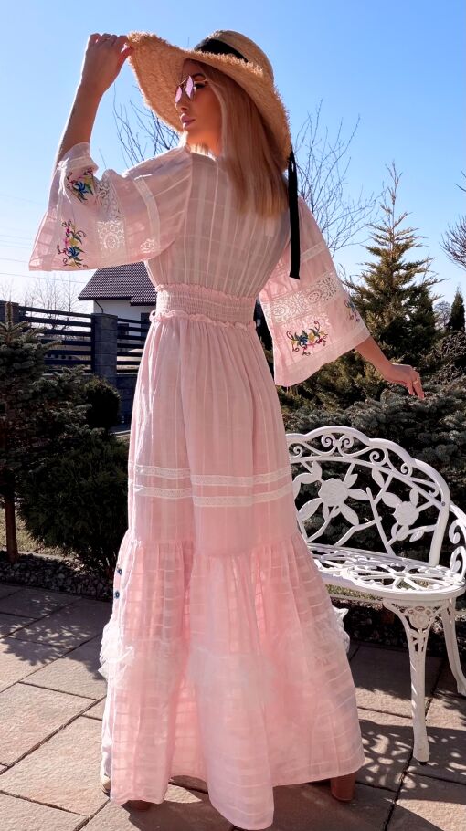 Cudowna różowa MAXI sukienka w haftowane kwiaty - R754