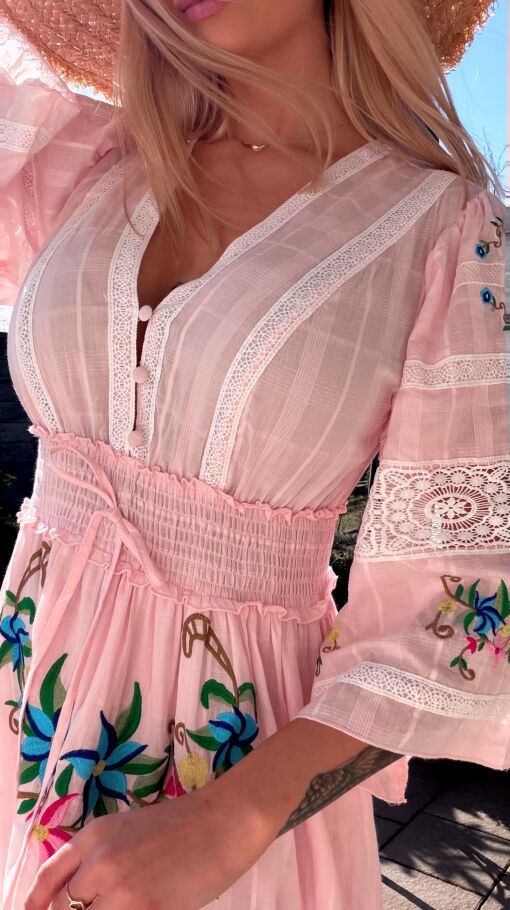 Cudowna różowa MAXI sukienka w haftowane kwiaty - R754