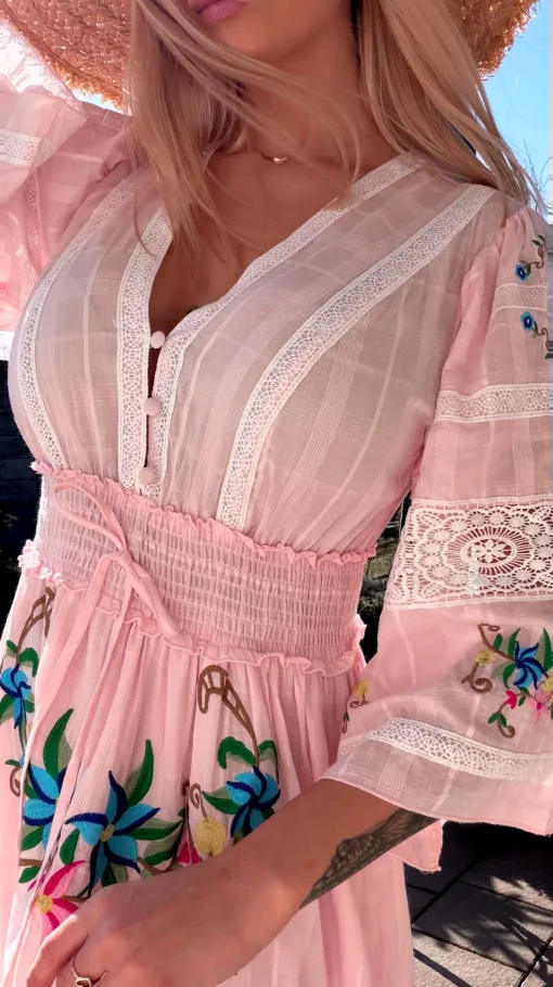 Cudowna różowa MAXI sukienka w haftowane kwiaty - R754