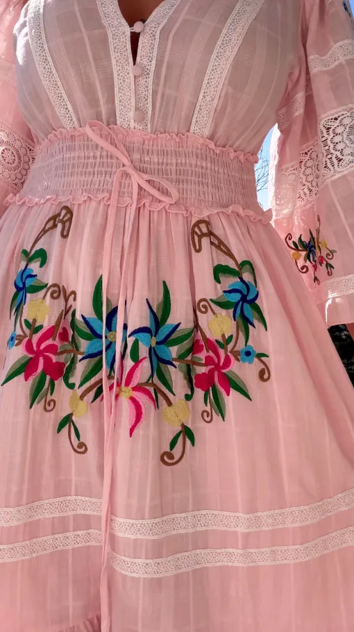 Cudowna różowa MAXI sukienka w haftowane kwiaty - R754