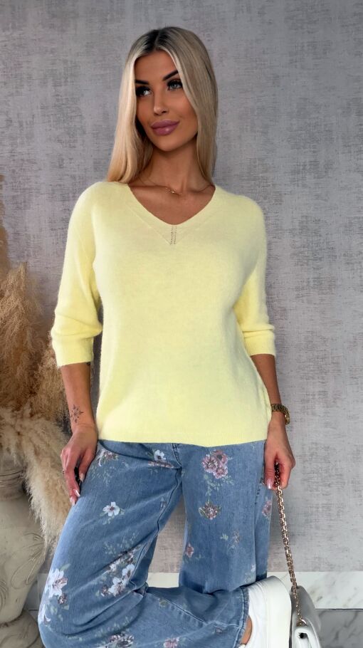 Lekki klasyczny sweter na wiosnę w serek KANARKOWY - R663C