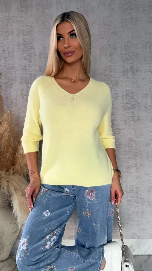 Lekki klasyczny sweter na wiosnę w serek KANARKOWY - R663C