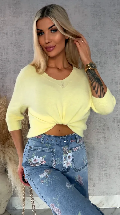 Lekki klasyczny sweter na wiosnę w serek KANARKOWY - R663C