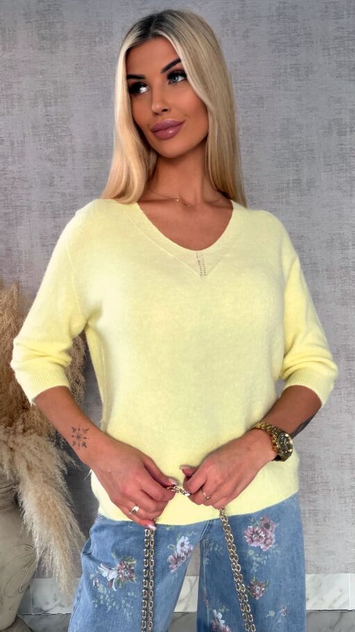 Lekki klasyczny sweter na wiosnę w serek KANARKOWY - R663C