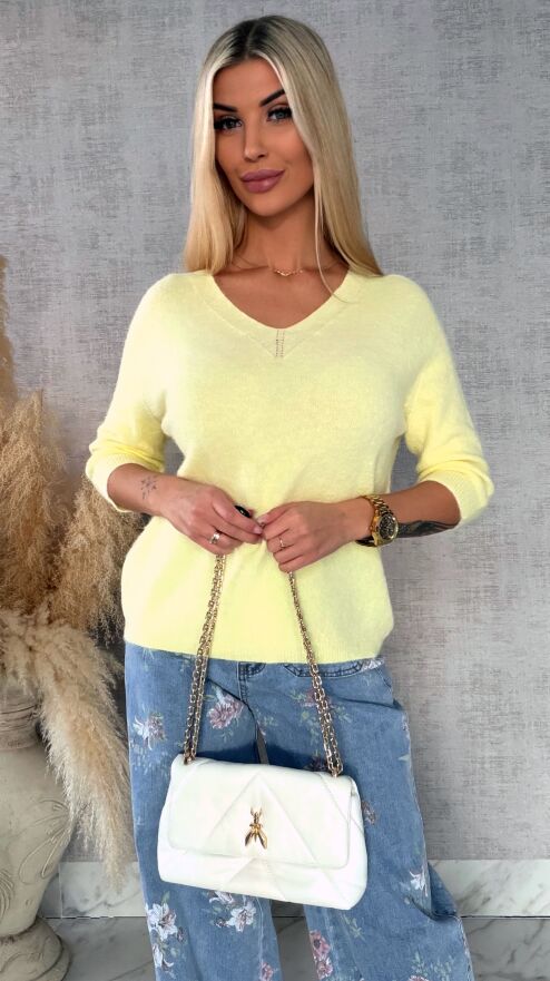 Lekki klasyczny sweter na wiosnę w serek KANARKOWY - R663C