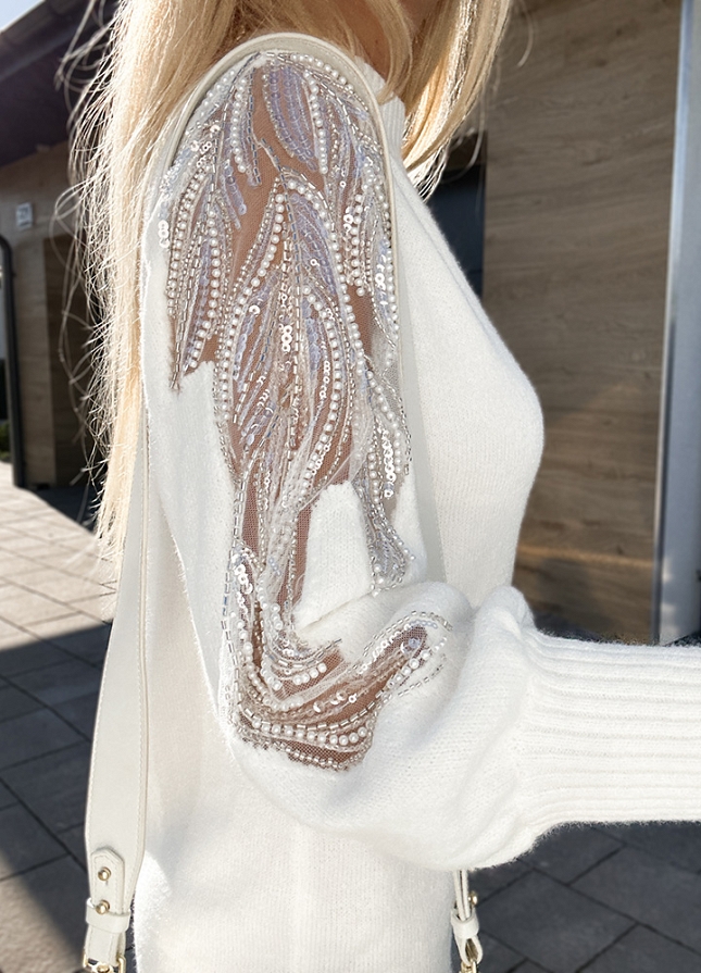 Elegancka biała sukienka sweterkowa z ozdobnymi rękawami - M161