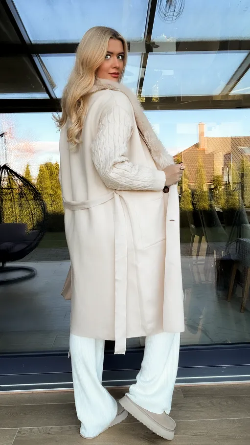 Świetny kardigan ECRU z futerkiem i wiązaniem ONE SIZE - R322