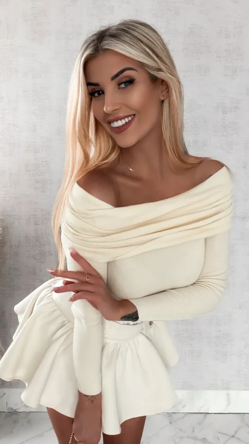 Lekki dzianinowy sweter z dekoltem łódka ONE SIZE ecru - R469