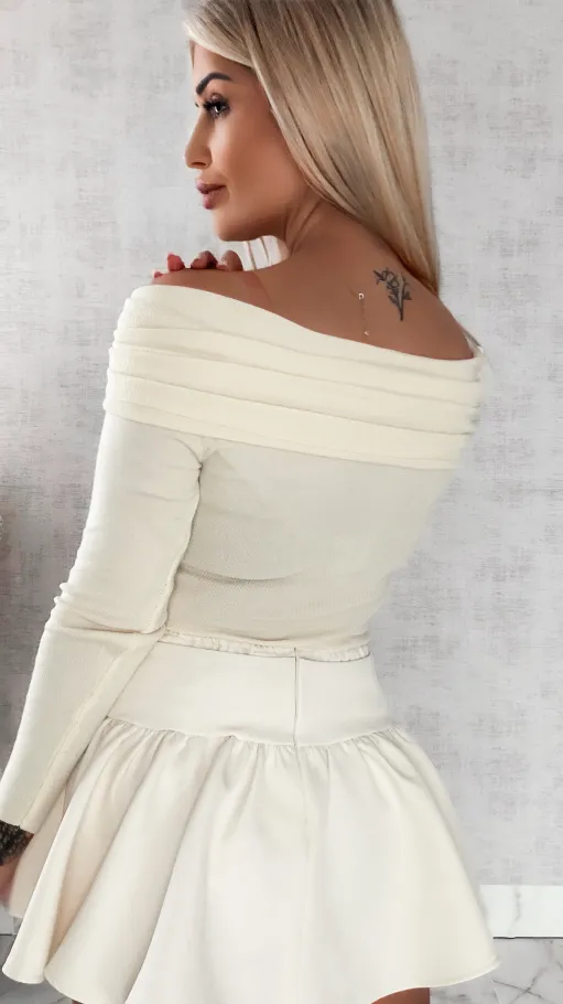 Lekki dzianinowy sweter z dekoltem łódka ONE SIZE ecru - R469