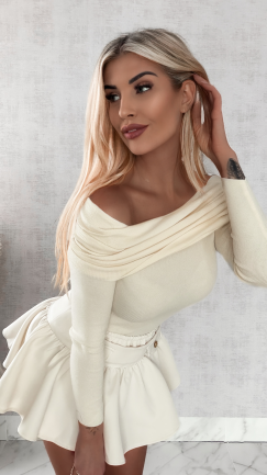 Lekki dzianinowy sweter z dekoltem łódka ONE SIZE ecru - R469