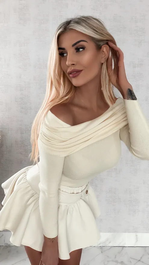 Lekki dzianinowy sweter z dekoltem łódka ONE SIZE ecru - R469