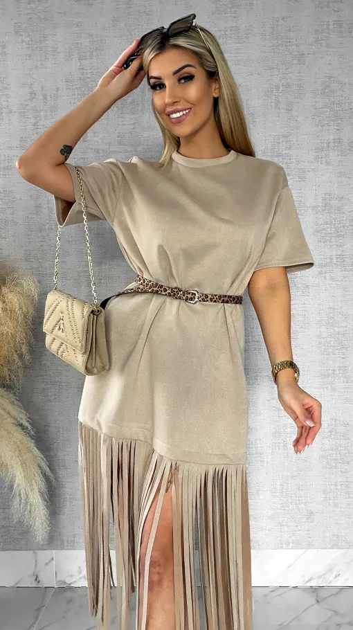 Modna zamszowa sukienka z frędzlami i paskiem ONE SIZE beżowa - R432A