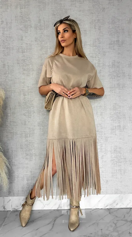 Modna zamszowa sukienka z frędzlami i paskiem ONE SIZE beżowa - R432A