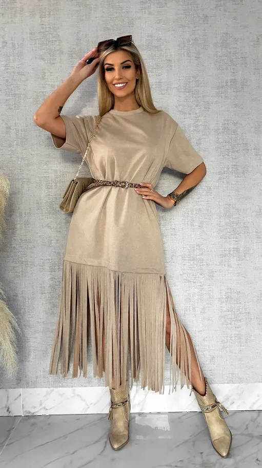 Modna zamszowa sukienka z frędzlami i paskiem ONE SIZE beżowa - R432A