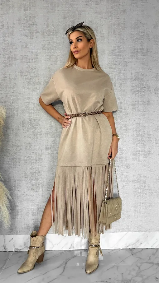 Modna zamszowa sukienka z frędzlami i paskiem ONE SIZE beżowa - R432A
