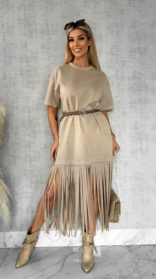 Modna zamszowa sukienka z frędzlami i paskiem ONE SIZE beżowa - R432A