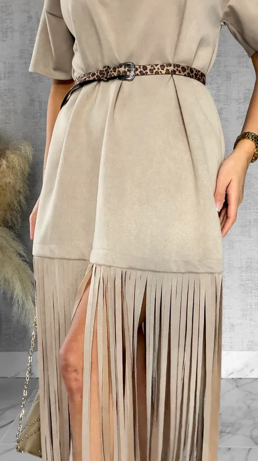 Modna zamszowa sukienka z frędzlami i paskiem ONE SIZE beżowa - R432A