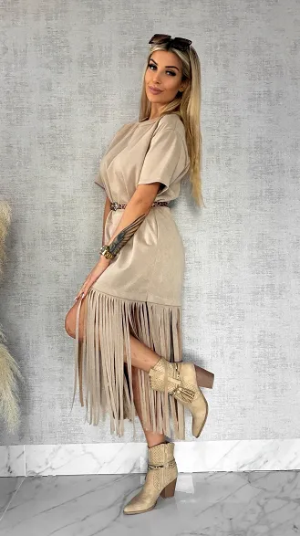 Modna zamszowa sukienka z frędzlami i paskiem ONE SIZE beżowa - R432A
