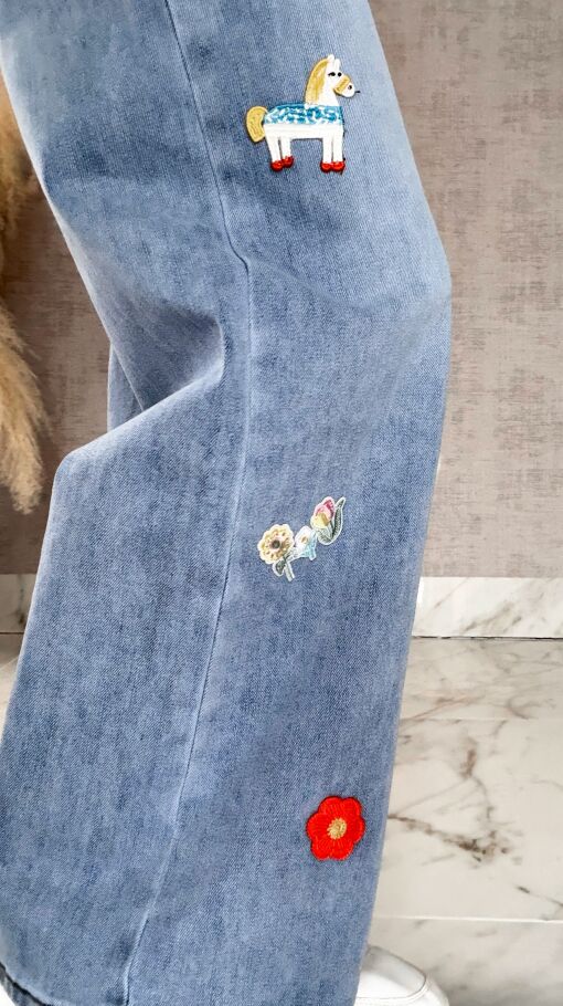 Ekskluzywne spodnie jeansowe BLUE JEANS z naszywkami - R634