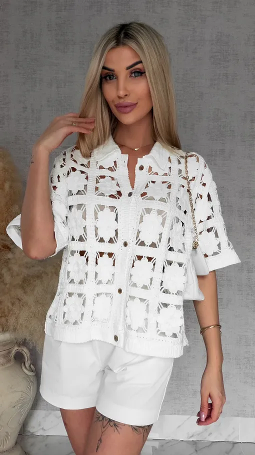 Lekki bawełniany sweter na guziki w stylu szydełkowym ONE SIZE biały - R921